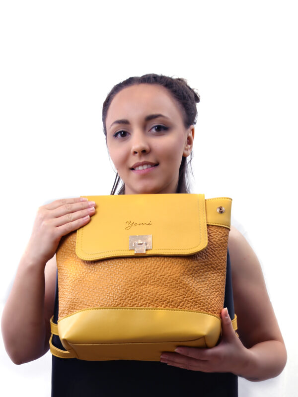 Frau mit gelben Rucksack